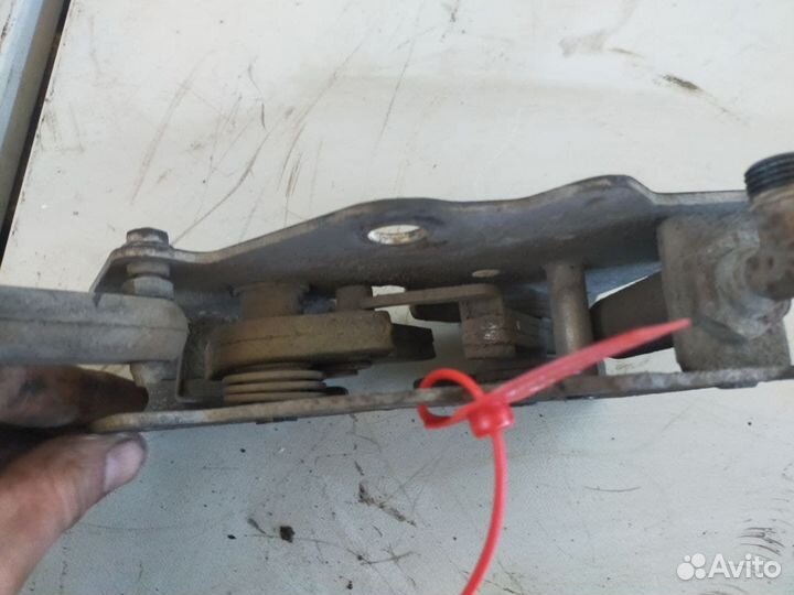 Замок кабины левый XF105 DAF 1427610