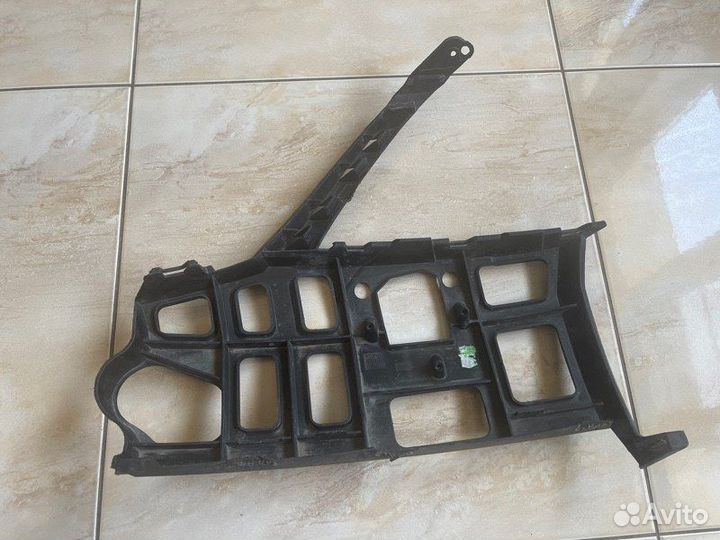 Кронштейн бампера правый Skoda Octavia 3 A5