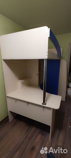 Детский уголок с кроватью и столом