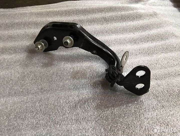 Петля пятой двери Range Rover velar L560