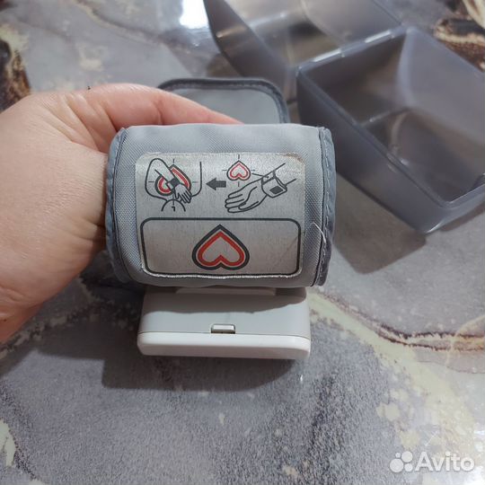 Тонометр на запястье omron