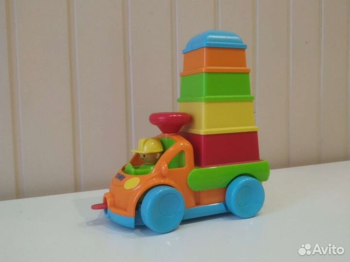 Детские игрушки Грузовичок с пирамидкой Tomy Томи