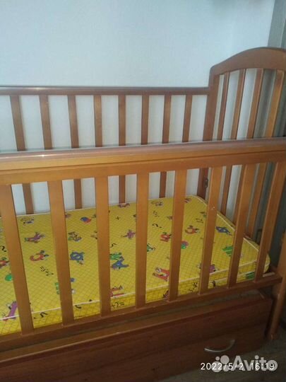 Детская кроватка с маятником
