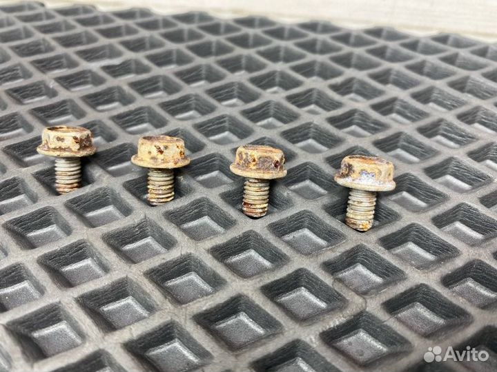 Болты крепления теплового экрана катализатора