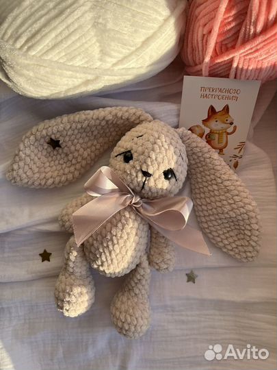 Вязанная плюшевая игрушка зайчик