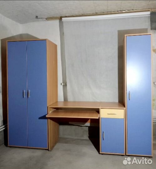 Шкаф, компьютерный стол и пенал