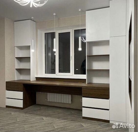 Стол рабочий встроенный у окна