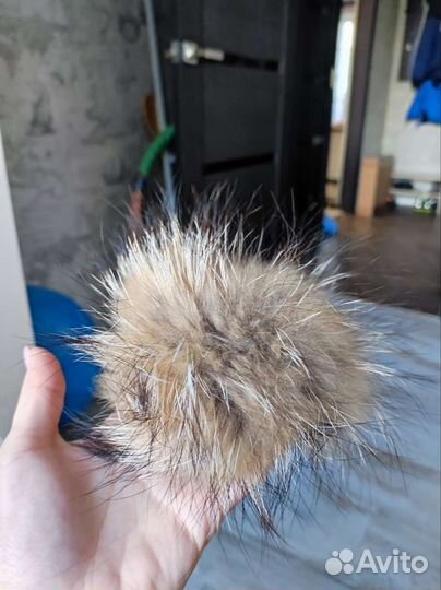 Воротник и помпоны из мех енота