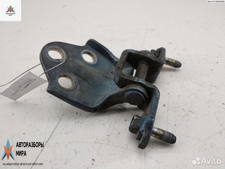 Петля двери Mitsubishi Space Wagon