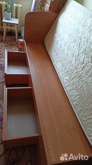 Кровать односпальная с ящиками и матрасом