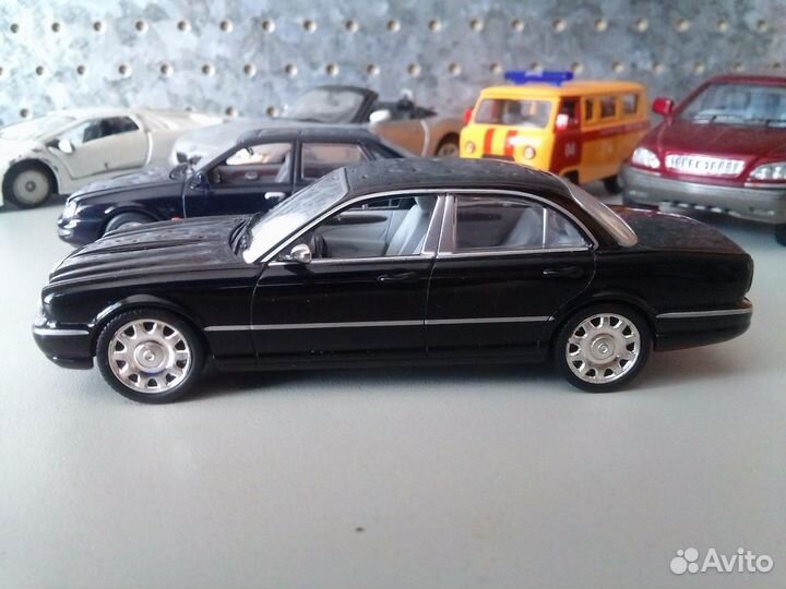 Модель 1:43 Jaguar XJ Daimler, 2005 от Universal H
