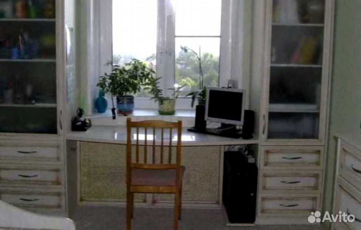 Рабочая зона в углу у окна