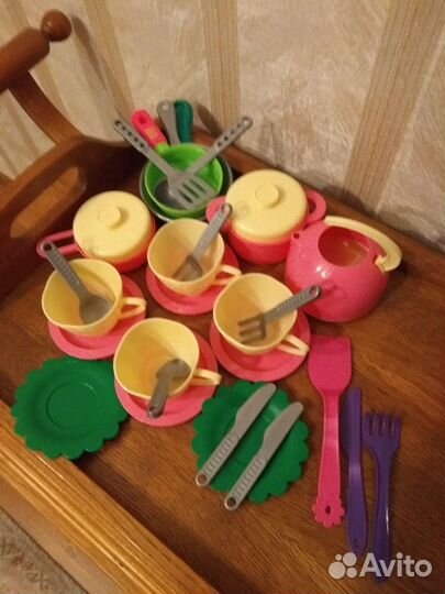 Игрушечная посуда и газовая плита