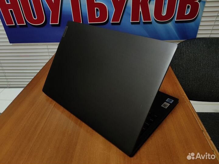 Ноутбук/ Lenovo / sdd 256 / как новый