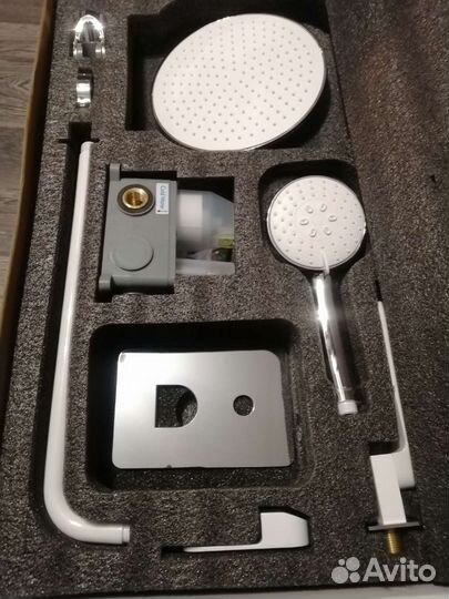 Смеситель для душа белый. Встраиваемый в стену