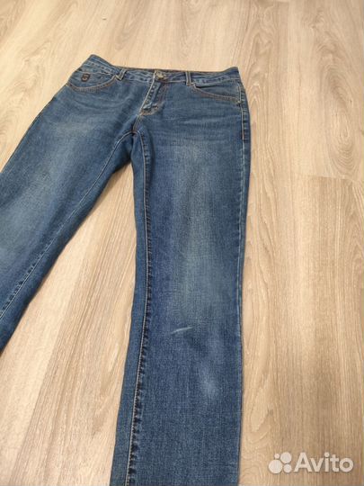 Джинсы к низу зауженные