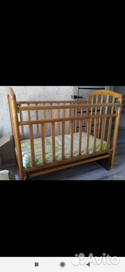 Детская кроватка с маятником