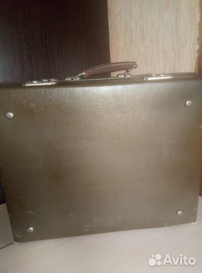 Продаются баяны и проигрыватели для пластинок