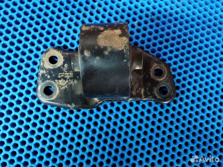 Подушка кпп Mitsubishi carisma 1.8