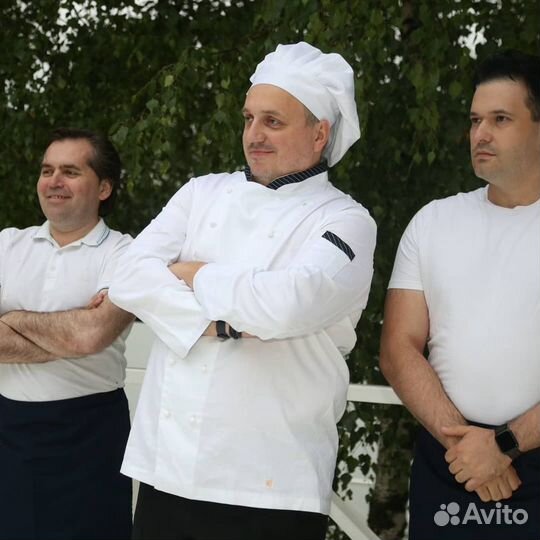 Поющие официанты и шеф повар