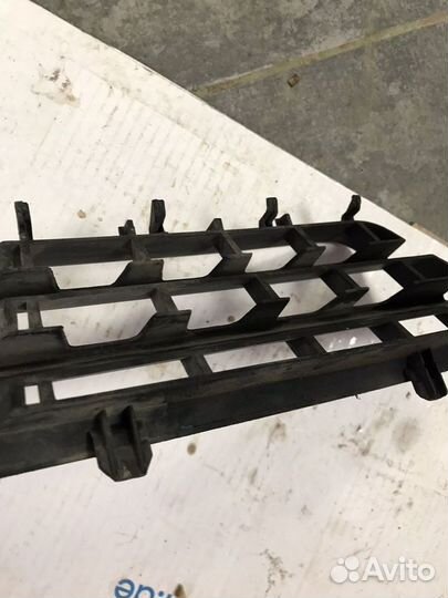 Решетка радиатора правая Renault Megane 2