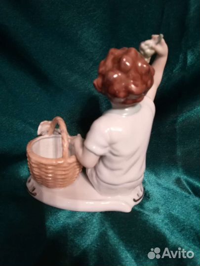 Фарфоровые статуэтки Румыния Мальчик с виноградом