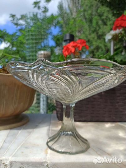 Ваза для фруктов на ножке