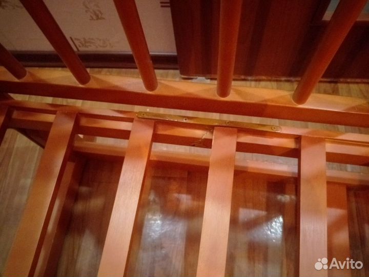 Детская кроватка с маятником