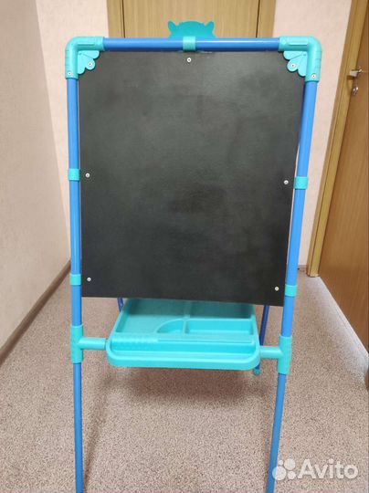 Мольберт и стол со стулом