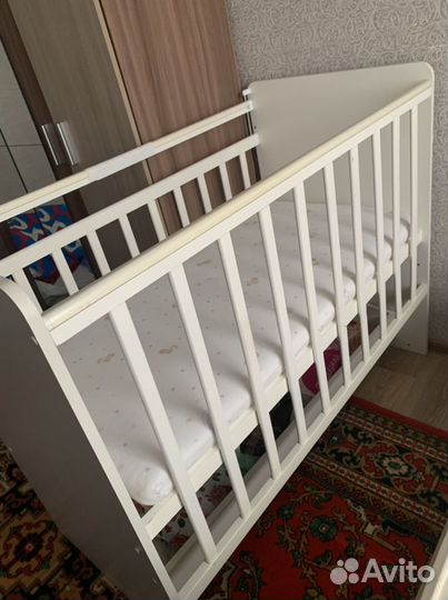 Детская кроватка с ящиком и матрасом