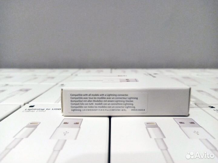 Зарядный кабель на iPhone