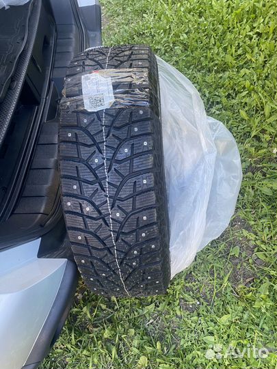 Bridgestone Blizzak Spike-02 SUV 215/65 R17 103T