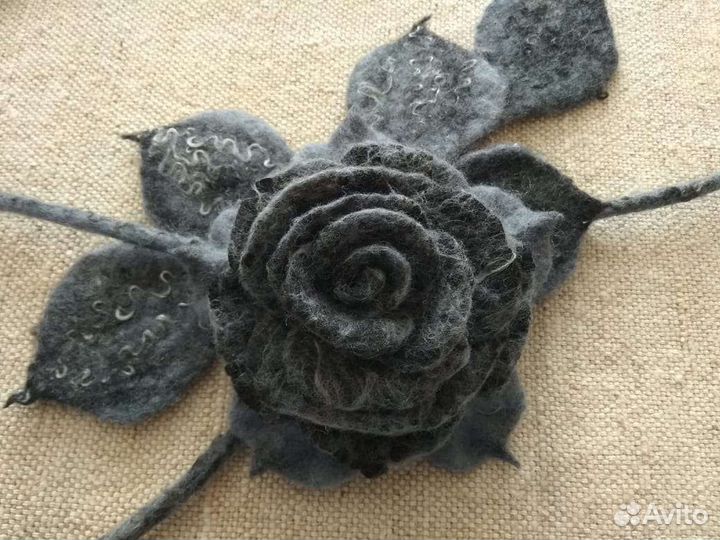 Брошь-цветок из войлока
