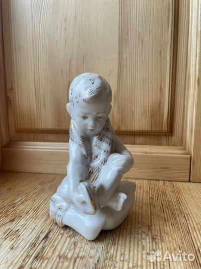 Статуэтка Мальчик обувается (Песочное)