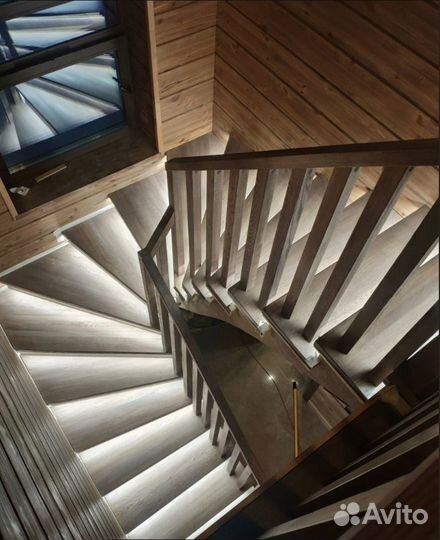 Деревянная лестница с подсветкой