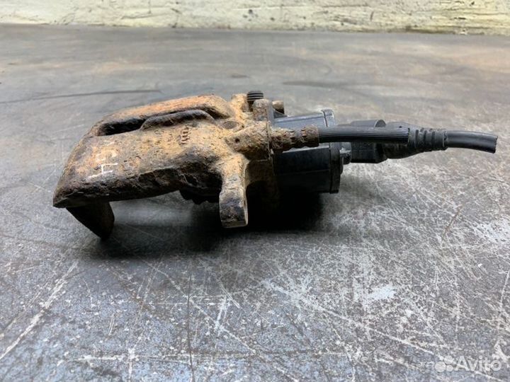 Суппорт тормозной задний левый Audi A6 универсал