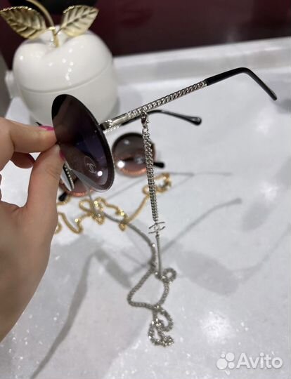 Солнцезащитные очки женские Chanel с цепочкой