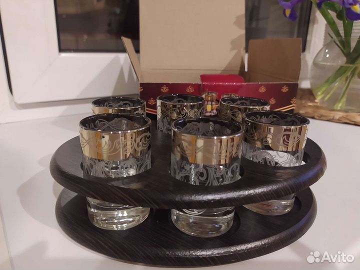 Стопки на деревянной подставке