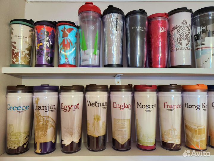 Коллекция из 100 кружек Starbucks