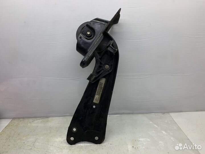 Рычаг подвески задний левый Volkswagen Jetta 6 2.0