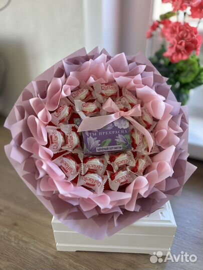 Съедобный букет из Rafaello и чая на 8 марта