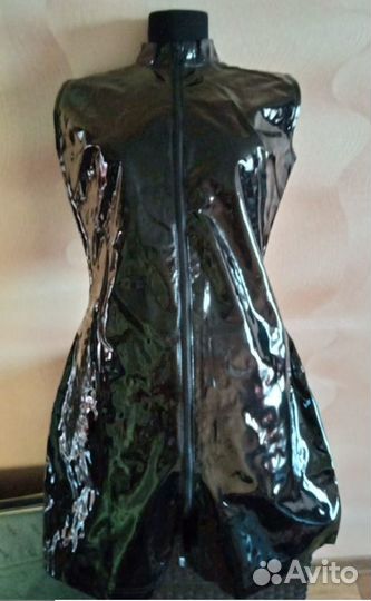 Лакированный короткий эротический комбинезон