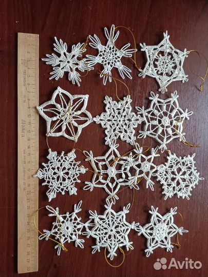 Набор из 12 снежинок цвета 