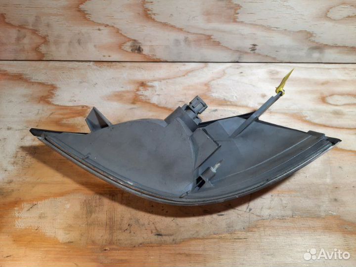 Габарит прав. перед. nissan serena