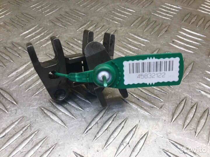 Скоба (кронштейн) крепления форсунки Mercedes C-kl