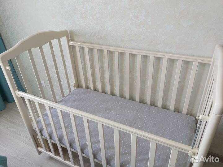 Детская кроватка с маятником