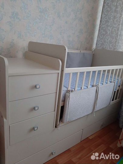 Детская кроватка с маятником