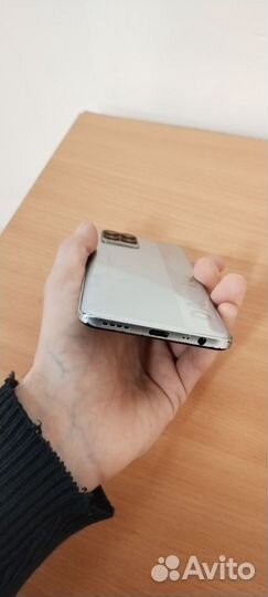Телефон realme 8