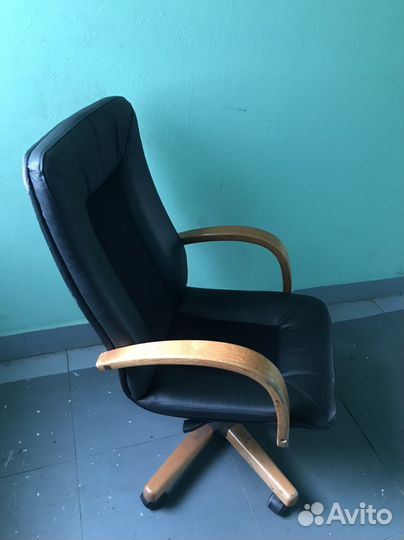 Офисное кожаное кресло б/у
