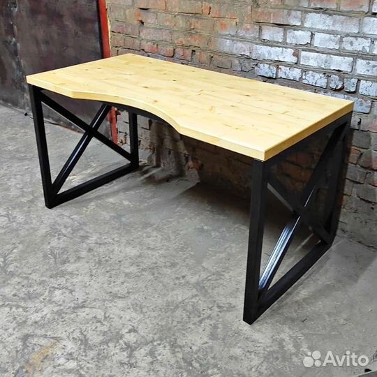 Компьютерный стол из массива